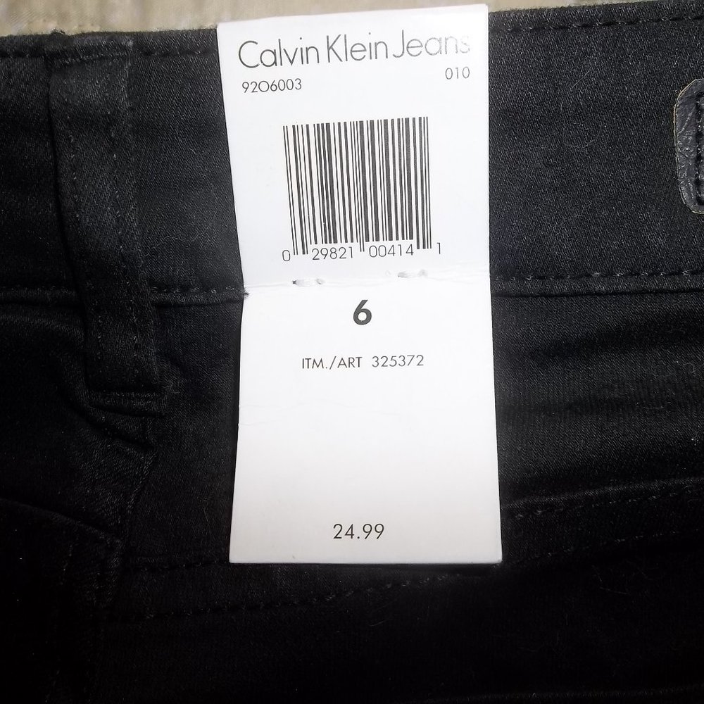 Calvin Klein - Picture 3 of 4